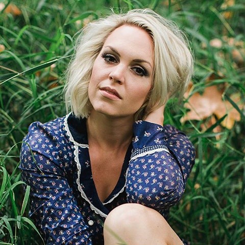 Evynne Hollens资料,Evynne Hollens最新歌曲,Evynne HollensMV视频,Evynne Hollens音乐专辑,Evynne Hollens好听的歌
