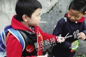 "小孩模仿能力强,把糖做成烟的样子,不是给他们从小就灌输不良习惯吗