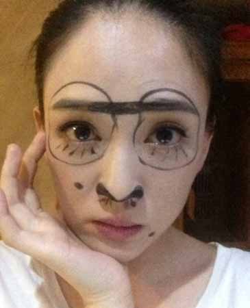 微博中,陈乔恩脸上画出的超长"鼻毛"直插到人中.