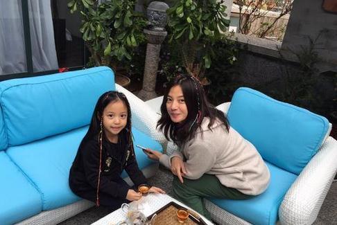 赵薇与女儿合照