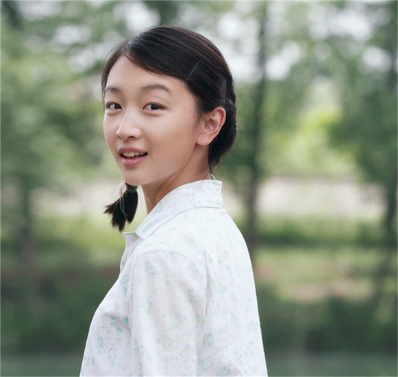 因在张艺谋执导的电影《山楂树之恋》中饰演女主角静秋一角获得认可