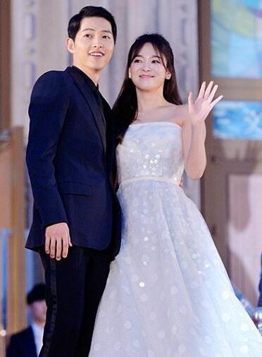  宋仲基和宋慧乔曾被传领证结婚