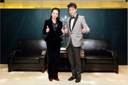 涓子与陈晓东合影