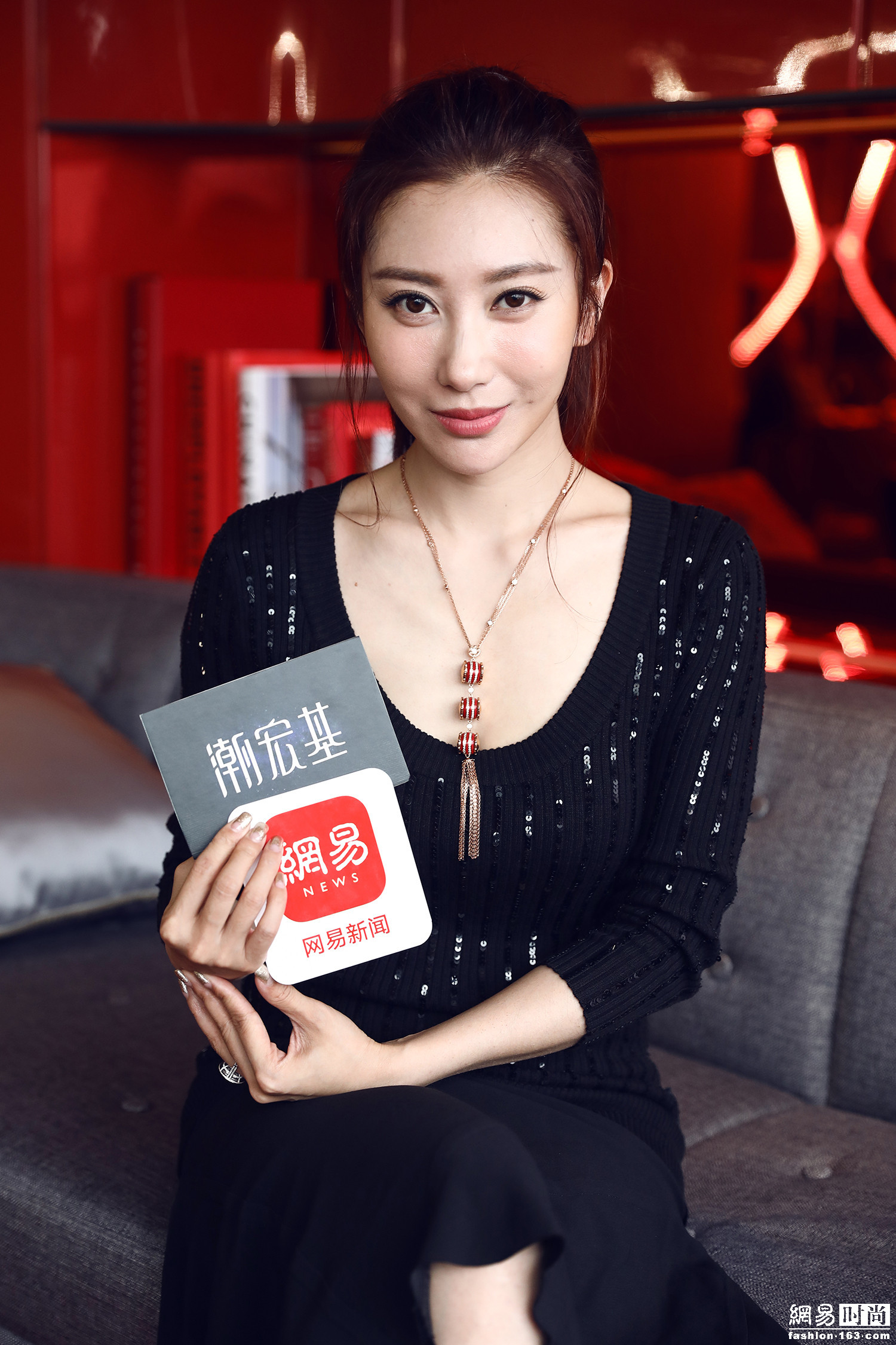 近日,殷旭受邀出席时尚彩金珠宝领潮者潮宏基的2018/19彩金珠宝潮流
