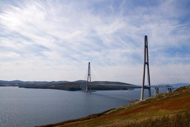 大桥连接着海参崴和俄罗斯岛.