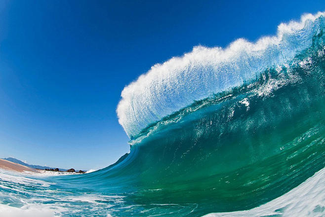 【美摄影师水中冒险拍世界最大海浪】